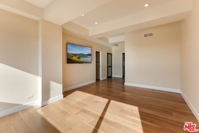 Building Photo - 2220 Ave of the Stars