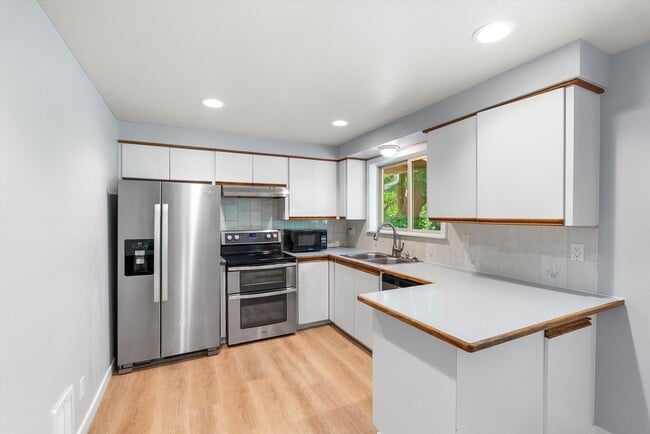 Building Photo - 3 Bed 2 Bath Fully Fenced Split Level Lake...