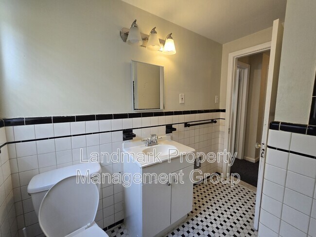 Building Photo - 15205 Maplewood Ave