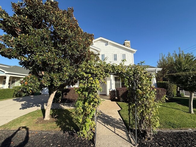 Building Photo - Large two story in Rose Hollow neighborhoo...