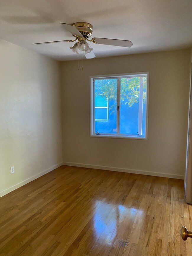 Building Photo - Quaint 2 Bedroom Duplex