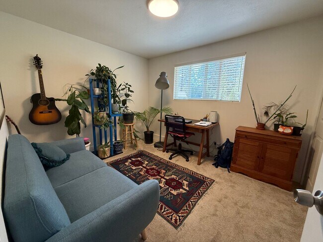 Building Photo - Spacious 4 Bed/3 Single Family Home in SW Bend - Large Backyard