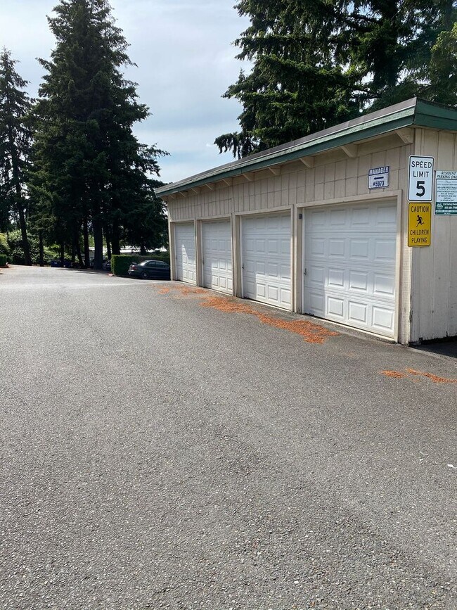 Building Photo - 5961-5999-5999 SE 122nd Ave