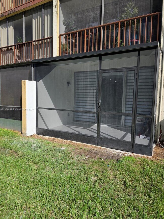 Building Photo - 8870 Fontainebleau Blvd