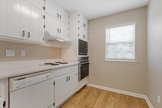 Building Photo - 1573 Jacks Dr