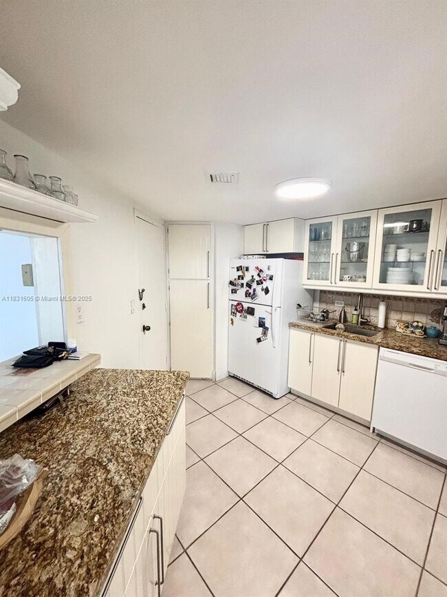 Building Photo - 999 Brickell Bay Dr