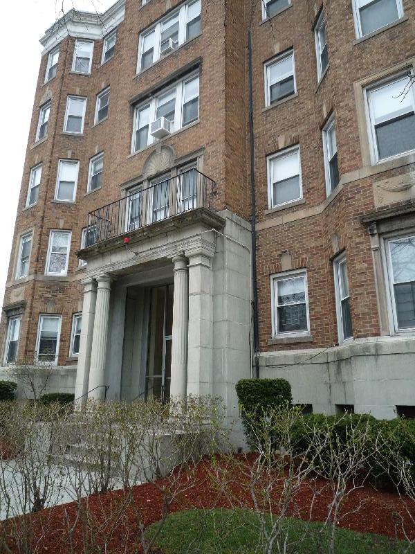 Building Photo - 223 Park Dr