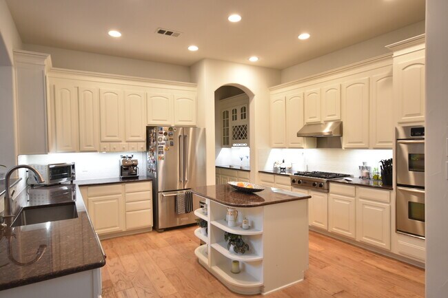 Building Photo - 5447 Wendover Dr