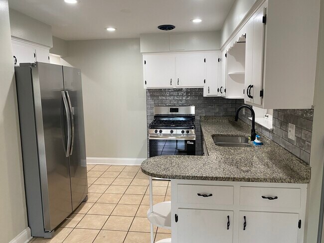 Building Photo - 5530 N Mango Ave