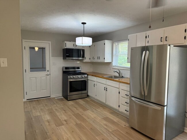 Building Photo - Renovated Rocky Hill Home