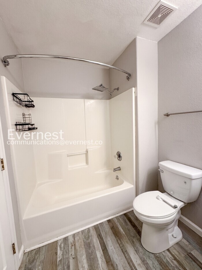 Building Photo - 2040 Oakcrest Cir