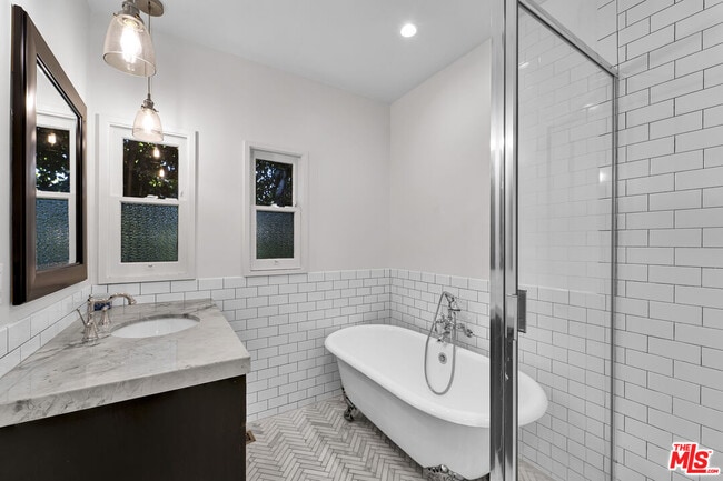 Building Photo - 918 N Genesee Ave