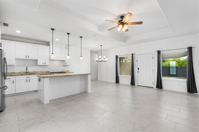 Building Photo - 905 Rotonda Ln