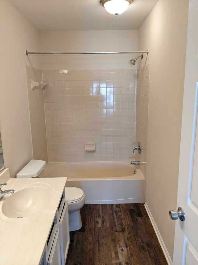 Building Photo - Recently renovated townhome in Ballenger C...