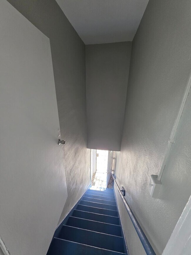 Building Photo - UPGRADED AND FRESH UPPER 1BD/1BA DOWNTOWN LONG BEACH