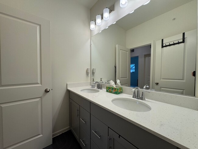 Building Photo - Stylish 3 Bed 2.5 Bath Interior Townhome I...