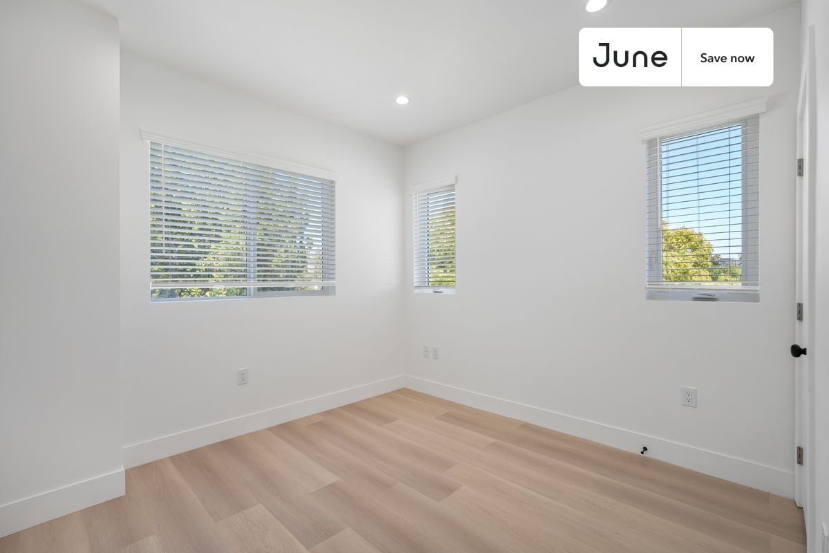 Building Photo - 1321 N June St