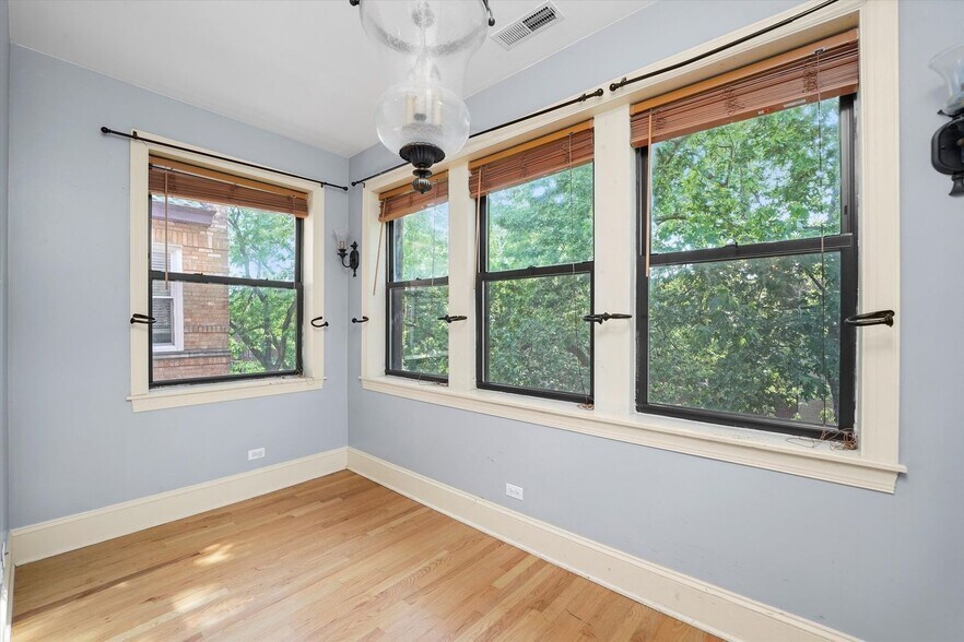 Building Photo - 7633 N Greenview Ave