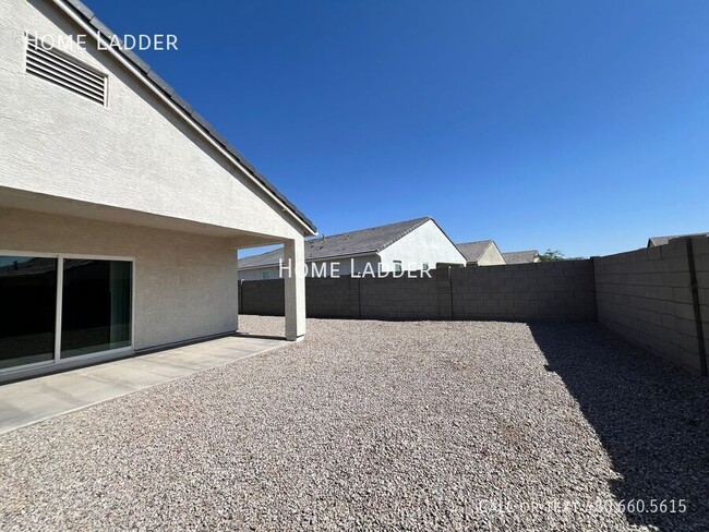 Building Photo - Modern 3-Bedroom, 2-Bath Home with Spaciou...