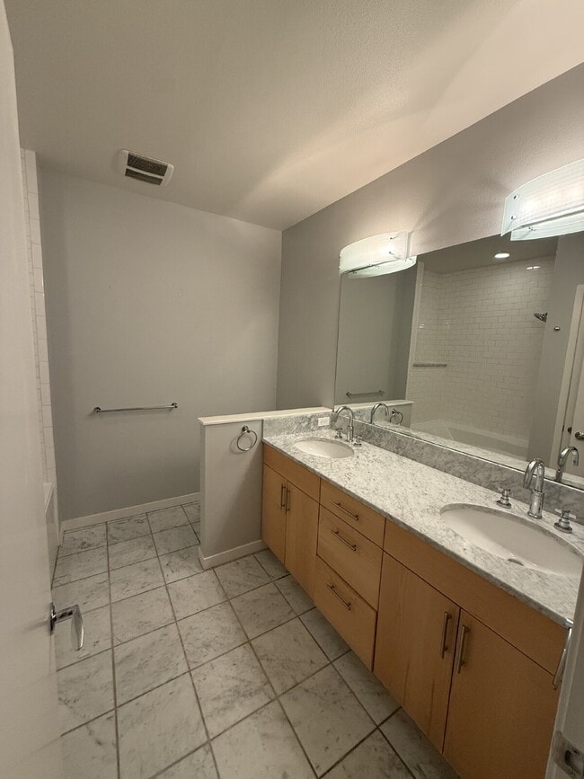 Building Photo - "Spacious 3-Bedroom Townhouse Retreat in Vibrant Denver with 2.5 Baths – 2047 Sq Ft of Modern Liv...