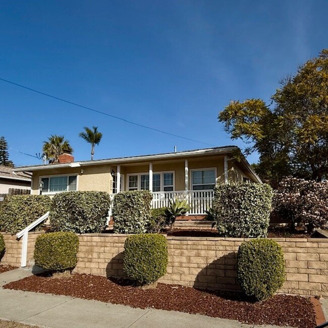 Building Photo - Large 3 Bedroom 2 Bath House  -  Newly Ren...