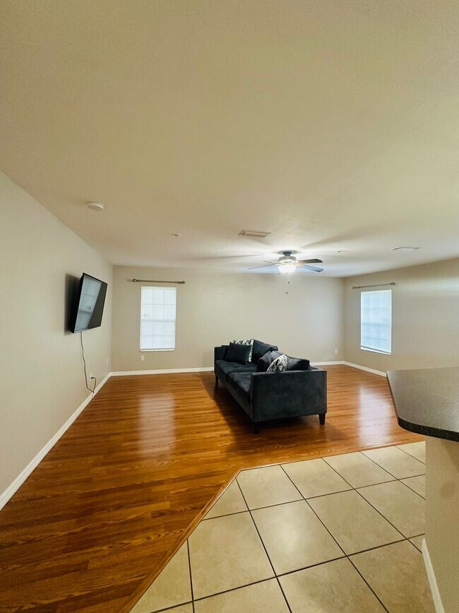 Building Photo - Beautiful 2/2 in Allen's Park available NOW