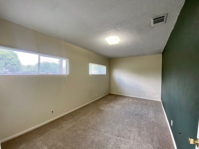 Building Photo - Available June 29: 4 Bedroom Unit in Estab...