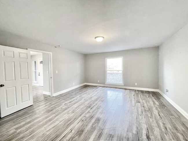 Building Photo - 555 Benson Dr