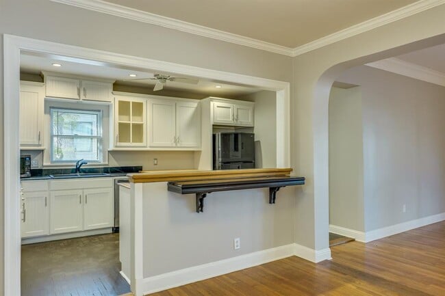 Building Photo - 1300 Crestwood Rd