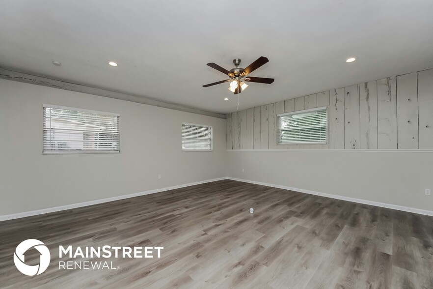 Building Photo - 3423 Silverwood Dr