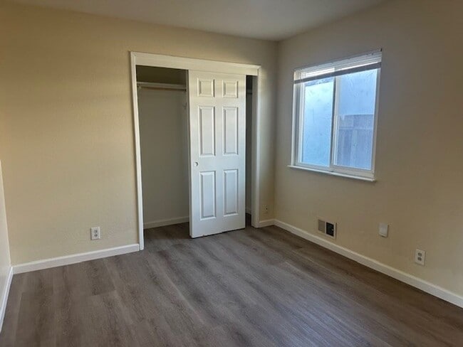 Building Photo - 55-1402