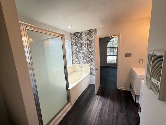 Building Photo - 3 Bed / 2 Bath / 2 living room a great bac...