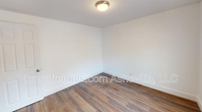 Building Photo - 70 Woodscape Dr