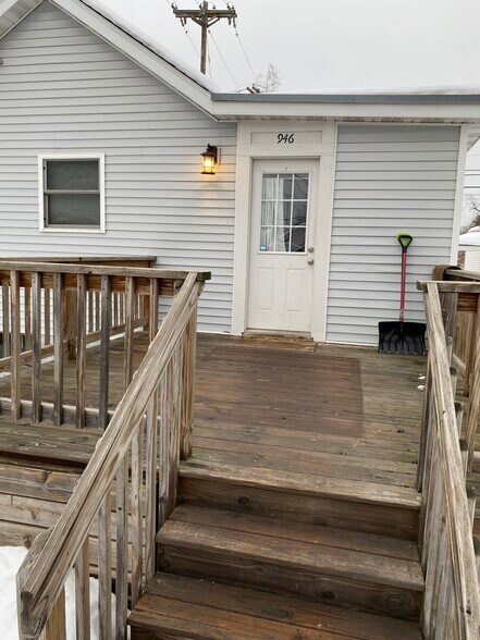 Large deck - 946 29th Ave NE
