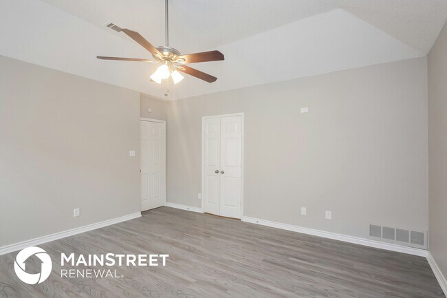 Building Photo - 8205 Lake Bend Dr