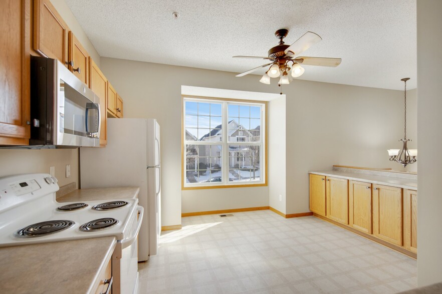 Kitchen. Pic does not show new stove and refrigerator - 10022 Gentian Dr