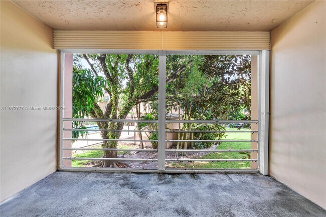 Building Photo - 9431 Live Oak Pl