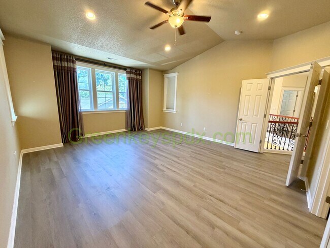 Building Photo - Gorgeous House in Upscale Neighborhood in Tigard, 5 Bedrooms plus Den/Office, 3.5 Bathrooms, Larg...