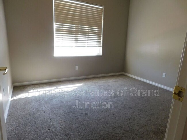 Building Photo - 733 Lakeview Ct