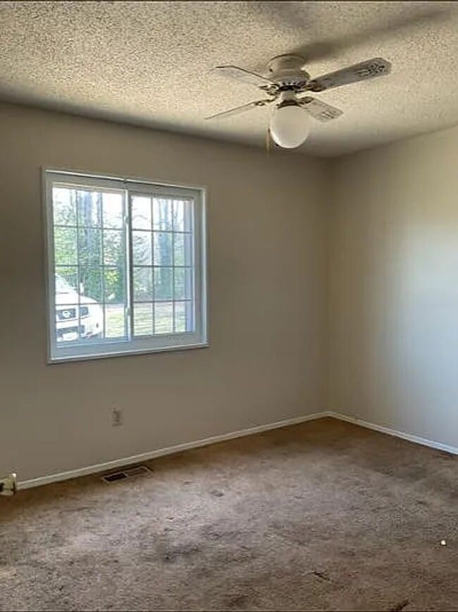 Building Photo - Knoxville 37930 - 3 bedroom, 1 bath home -...
