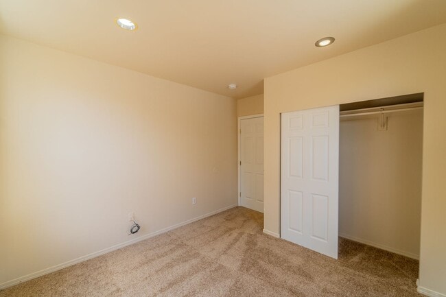 Building Photo - Spacious 3 Bedroom / 2.5 Bathroom Single Family Home Available in Tacoma!