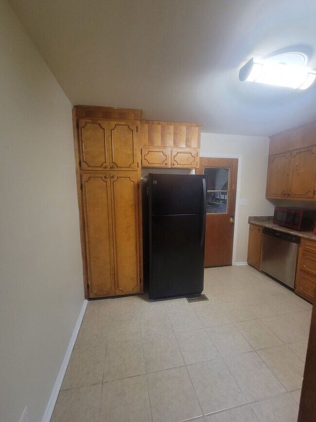 Building Photo - 3 Bedroom 2 Bathroom Home with One Car Attached Garage in Valley Park Homes Subdivision