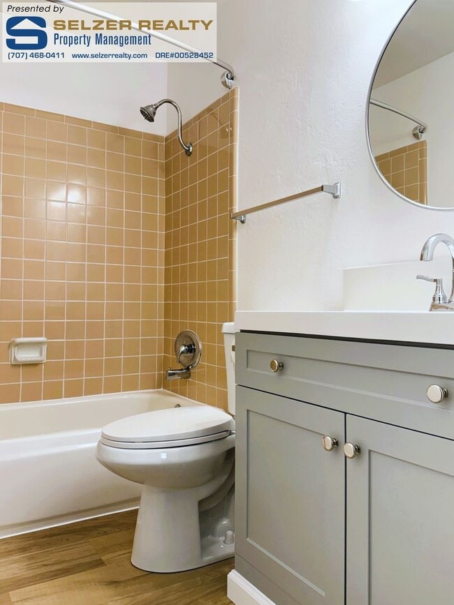 Building Photo - Newly updated & well-equipped 2 bd. duplex!