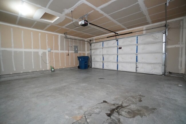 Building Photo - 16274 Silver Creek Ave