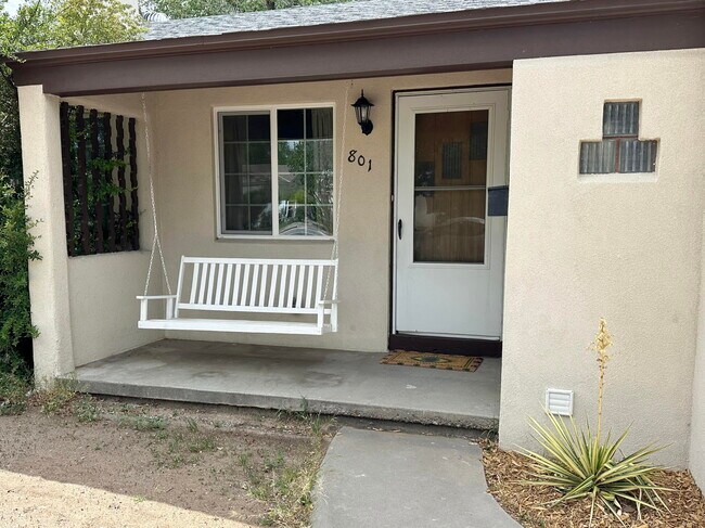 Building Photo - 801 Solano Dr NE