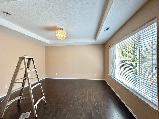 Building Photo - Spacious 4 Bed, 2.5 Bath House