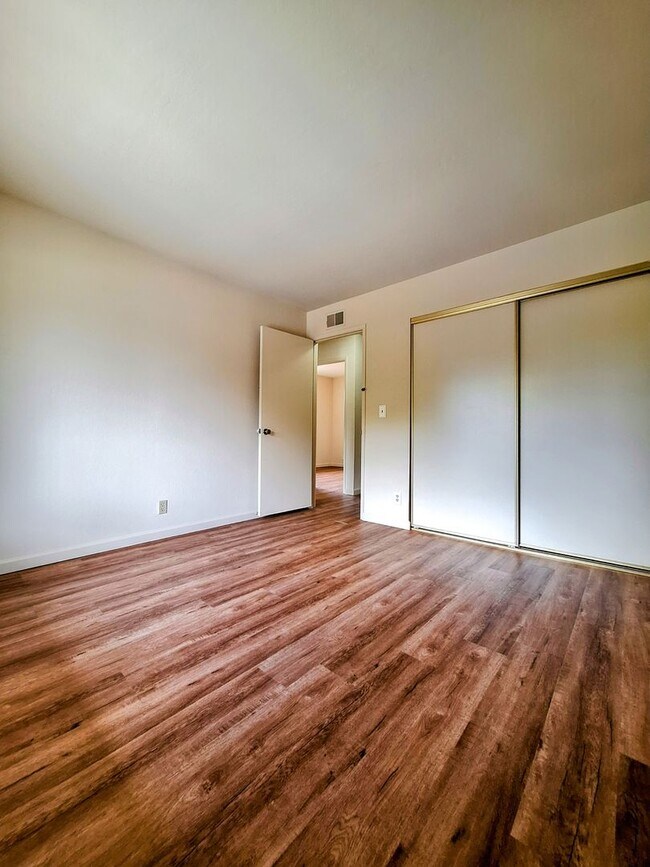 Building Photo - Spacious 4bd Tri-Level Home w/Central Heat...