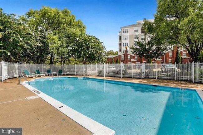 Building Photo - 1625 International Dr