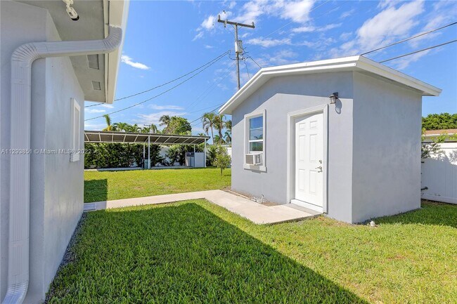 Building Photo - 921 SE 13th Ct