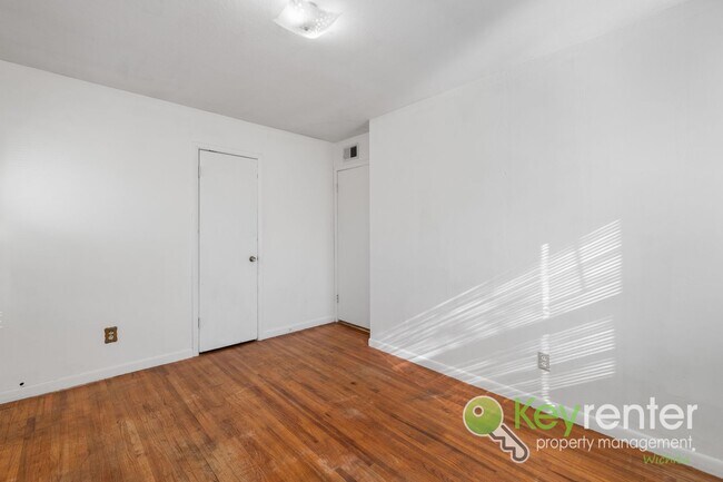 Building Photo - FIRST MONTH FREE! Cute 3 bedroom house near shopping, restaurants, and easy highway access!